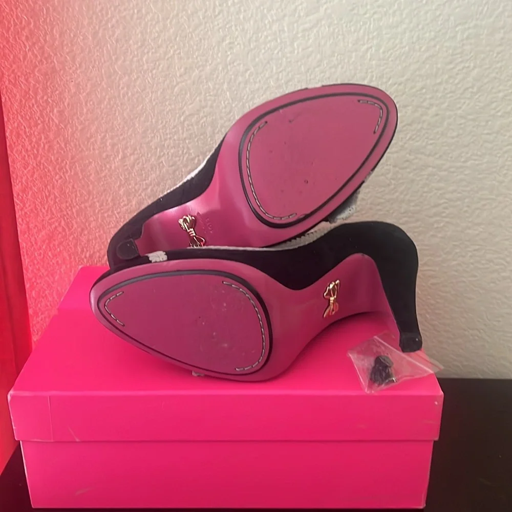 Like new Betsey Johnson “Reese” Heels - Picture 3 of 8